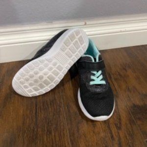 Size 1 Girls' Black/Blue Sneaker